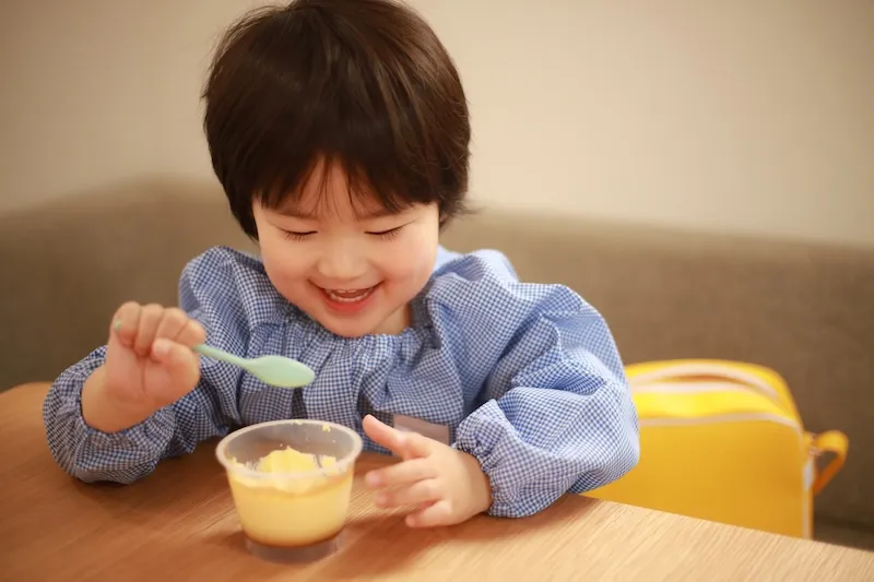 おやつを食べる幼児